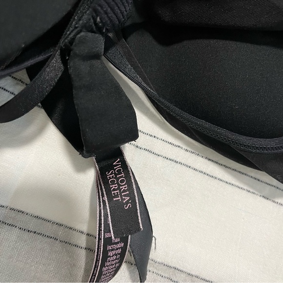 Victoria’s Secret Sports Bra - 36C - Picture 4 of 5